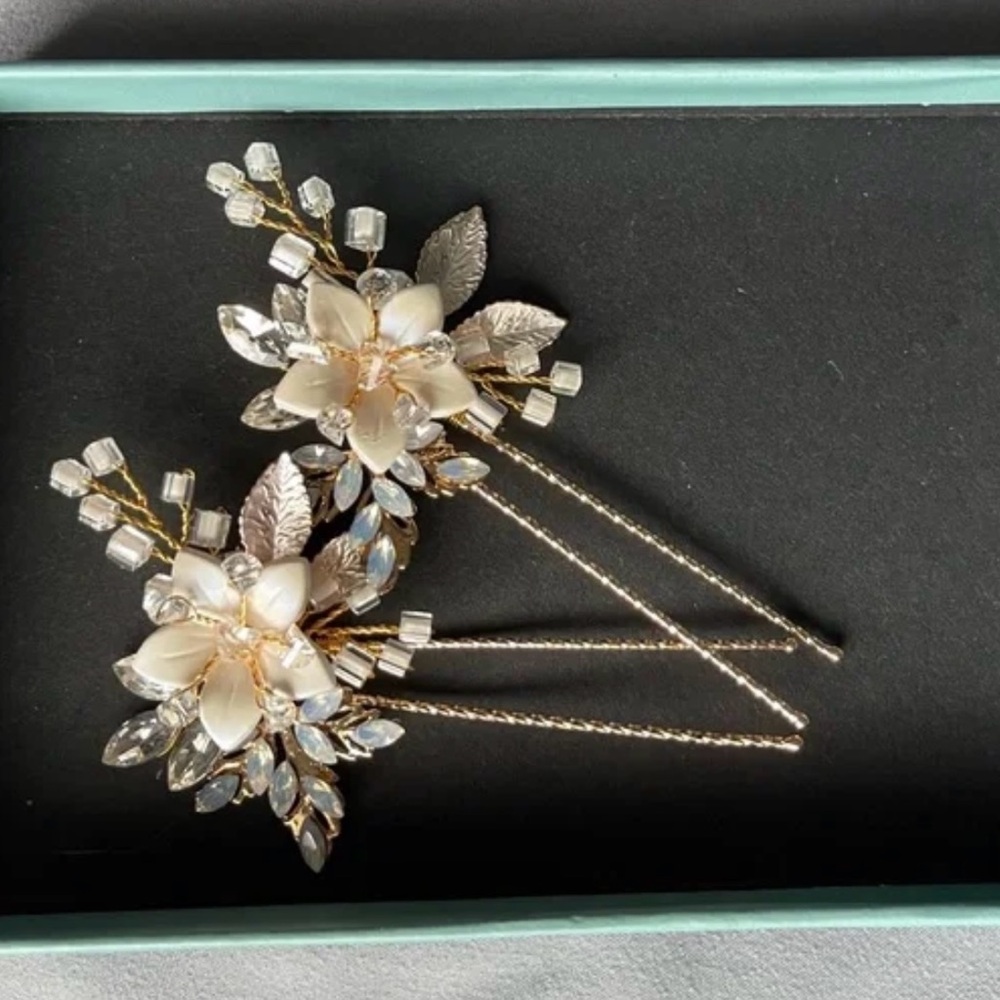 Elegant Floral Bridal Hair Pins - Cream and Gold